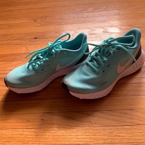 Nike revolution mint green 5.5
